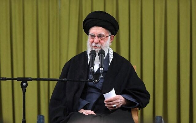 Le guide suprême iranien, l'ayatollah Ali Khamenei, s'exprimant lors d'une réunion à Téhéran le 1ᵉʳ février 2026, à l'approche du 47ᵉ anniversaire de la Révolution islamique de 1979. (Crédit : KHAMENEI.IR/AFP)