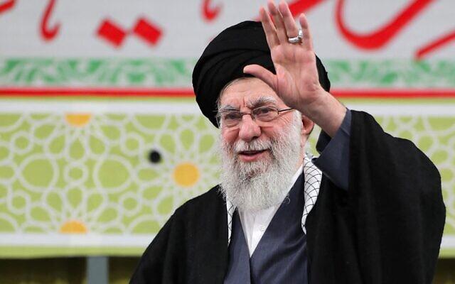 Le guide suprême iranien, l'ayatollah Ali Khamenei, lors d'une réunion avec le peuple iranien à Téhéran, à l'approche du 47e anniversaire de la révolution islamique de 1979, le 1ᵉʳ février 2026. (Crédit : KHAMENEI.IR/AFP) Le guide suprême iranien, l'ayatollah Ali Khamenei, lors d'une réunion avec le peuple iranien à Téhéran, à l'approche du 47e anniversaire de la révolution islamique de 1979, le 1ᵉʳ février 2026. (Crédit : KHAMENEI.IR/AFP)