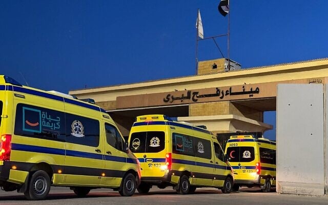 Des ambulances faisant la queue du côté égyptien du poste-frontière de Rafah avec la bande de Gaza, dans le nord-est de l'Égypte, le 2 février 2026. (Crédit : AFP)