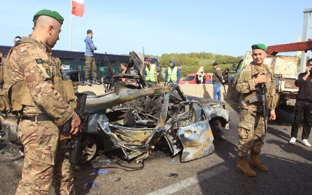 Des soldats de l'armée libanaise sécurisant le site d'une attaque de drone qui, selon Israël, visait un terroriste du Hezbollah sur la route du village d'Ansariyeh, dans le sud du Liban, le 2 février 2026. (Crédit : Mahmoud Zayyat/AFP)