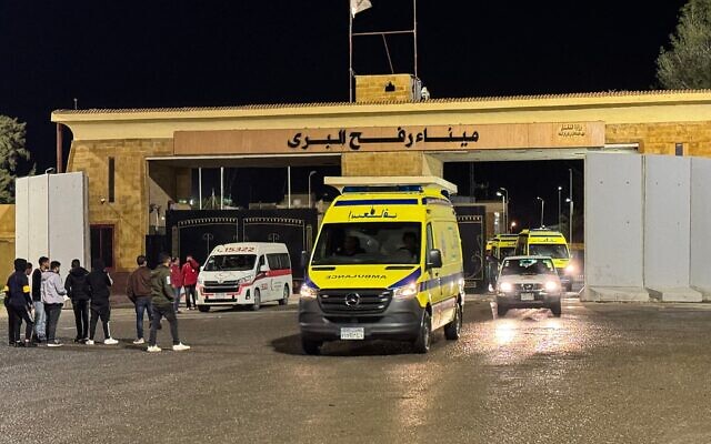 Des ambulances transportant des Palestiniens nécessitant des soins, du côté égyptien du passage frontalier de Rafah avec la bande de Gaza, le 3 février 2026. (Crédit : AFP)