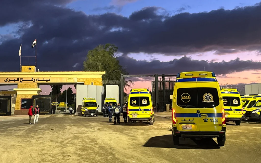 Des ambulances, quelques jours après la réouverture limitée, autorisée par Israël,  du côté égyptien du poste-frontière de Rafah, le 4 février 2026. (Crédit : AFP)