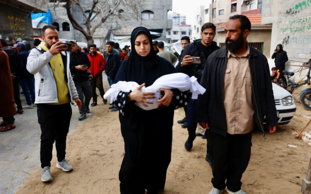 Une proche porte Mira al-Khabbaz, de 6 mois, présumément tuée lors d’une frappe israélienne plus tôt dans la journée, à l’extérieur de l’hôpital Al-Shifa à Gaza-City le 4 février 2026. (Crédit : Omar AL-QATTAA/AFP) Une proche porte Mira al-Khabbaz, de 6 mois, présumément tuée lors d’une frappe israélienne plus tôt dans la journée, à l’extérieur de l’hôpital Al-Shifa à Gaza-City le 4 février 2026. (Crédit : Omar AL-QATTAA/AFP)