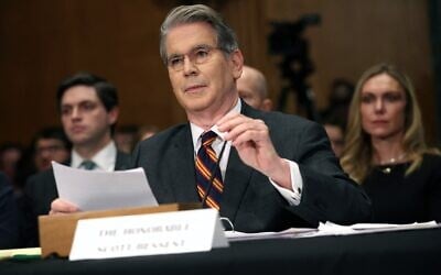 Le secrétaire américain au Trésor, Scott Bessent, témoignant devant la commission sénatoriale des Affaires bancaires, du Logement et des Affaires urbaines, dans le bâtiment Dirksen du Sénat, à Washington, le 5 février 2026. (Crédit : Kevin Dietsch/Getty Images North America/Getty Images via AFP) Le secrétaire américain au Trésor, Scott Bessent, témoignant devant la commission sénatoriale des Affaires bancaires, du Logement et des Affaires urbaines, dans le bâtiment Dirksen du Sénat, à Washington, le 5 février 2026. (Crédit : Kevin Dietsch/Getty Images North America/Getty Images via AFP)