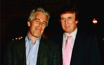 Le financier déchu Jeffrey Epstein (à gauche) en compagnie de l'actuel président américain Donald Trump, dans un lieu non identifié, sur photo non datée, publiée le 30 janvier 2026 dans le cadre du dossier Epstein. (Crédit : Département américain de la Justice/AFP)