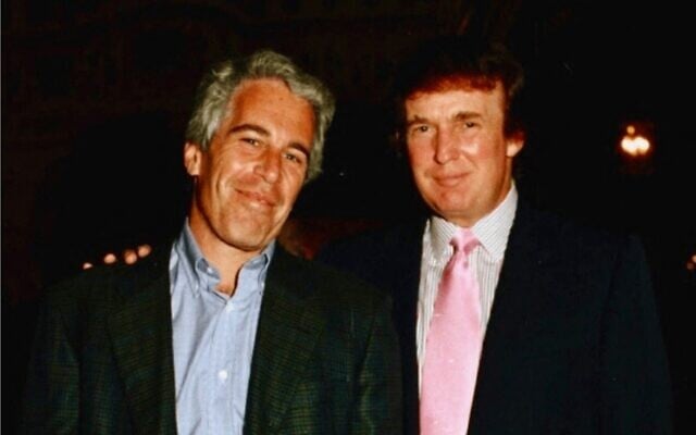 Le financier déchu Jeffrey Epstein (à gauche) en compagnie de l'actuel président américain Donald Trump, dans un lieu non identifié, sur photo non datée, publiée le 30 janvier 2026 dans le cadre du dossier Epstein. (Crédit : Département américain de la Justice/AFP)