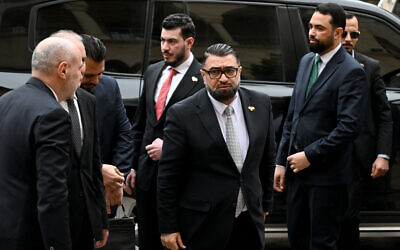 Le ministre syrien de la Justice, Mazhar al-Wais, arrive pour la signature d'un accord d'échange de prisonniers avec le Liban, au Grand Serail (palais du gouvernement) à Beyrouth, le 6 février 2026. (Crédit : JOSEPH EID / AFP)