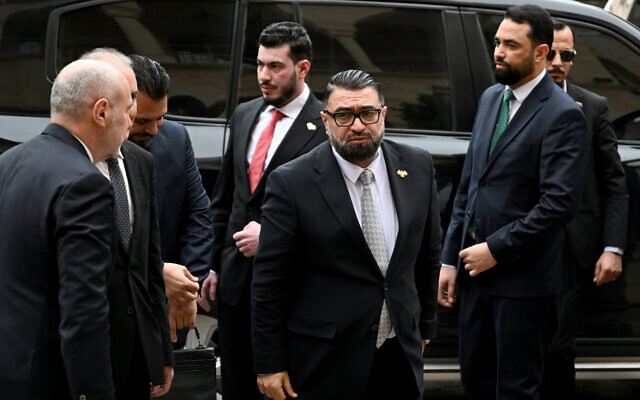 Le ministre syrien de la Justice, Mazhar al-Wais, arrive pour la signature d'un accord d'échange de prisonniers avec le Liban, au Grand Serail (palais du gouvernement) à Beyrouth, le 6 février 2026. (Crédit : JOSEPH EID / AFP)