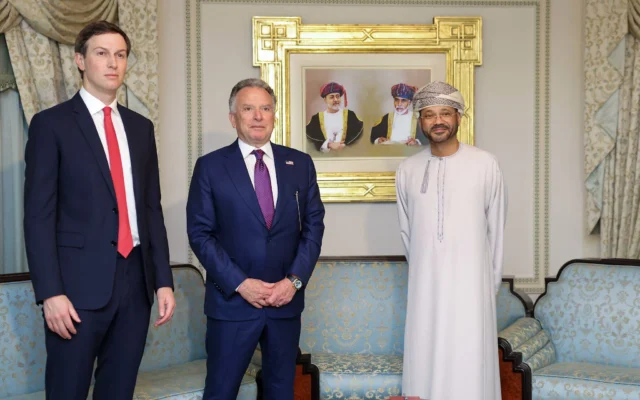 L'envoyé spécial américain Steve Witkoff (au centre), Jared Kushner et le ministre des Affaires étrangères d'Oman Badr ben Hamad al-Busaidi posant pour une photo lors d'une réunion, à Mascate, sur cette photo diffusée le 6 février 2026. (Crédit : Document fourni par le ministère des Affaires étrangères d'Oman/AFP)