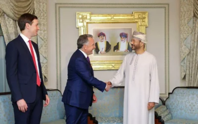 L'envoyé spécial américain Steve Witkoff serre la main du ministre des Affaires étrangères d'Oman, Badr bin Hamad al-Busaidi, sous le regard de Jared Kushner, lors d'une réunion à Mascate. (Photo fournie par le ministère des Affaires étrangères d'Oman/AFP)