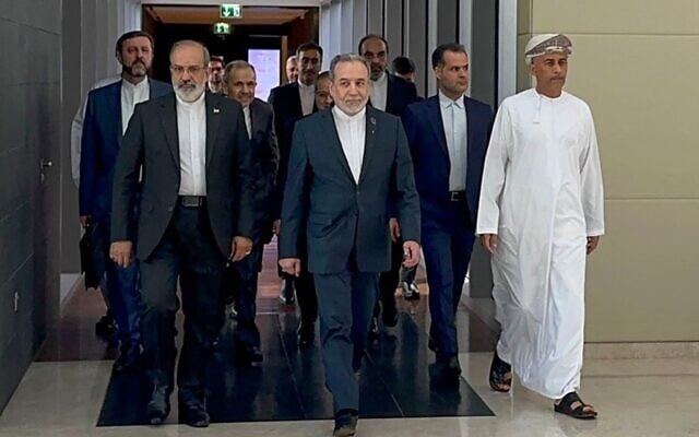Le ministre des Affaires étrangères Abbas Araghchi (au centre) arrivant pour tenir des pourparlers entre l'Iran et les États-Unis, à Mascate, Oman, le 6 février 2026. (Crédit : Ministère iranien des Affaires étrangères via AP)