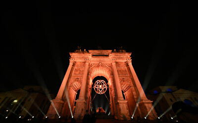 Vue générale de la flamme olympique dans le chaudron olympique conçu par Marco Balich lors de la cérémonie d'ouverture des Jeux olympiques d'hiver de Milan-Cortina 2026, à côté du monument Arco della Pace à Milan, dans le nord de l'Italie, le 6 février 2026. (Crédit : Daniel MUNOZ / AFP)