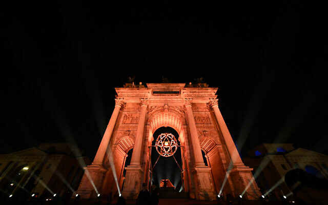 Vue générale de la flamme olympique dans le chaudron olympique conçu par Marco Balich lors de la cérémonie d'ouverture des Jeux olympiques d'hiver de Milan-Cortina 2026, à côté du monument Arco della Pace à Milan, dans le nord de l'Italie, le 6 février 2026. (Crédit : Daniel MUNOZ / AFP)