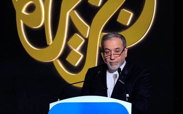 Le ministre des Affaires étrangères iranien Abbas Araghchi s'exprimant lors du Forum Al Jazeera, à Doha, le 7 février 2026. (Crédit : Karim Jaafar/AFP) Le ministre des Affaires étrangères iranien Abbas Araghchi s'exprimant lors du Forum Al Jazeera, à Doha, le 7 février 2026. (Crédit : Karim Jaafar/AFP)