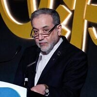 Le ministre iranien des Affaires étrangères Abbas Araghchi s'exprimant lors de la 17ᵉ édition du Forum Al-Jazeera, à Doha, le 7 février 2026. (Crédit : Karim Jaafar/AFP)