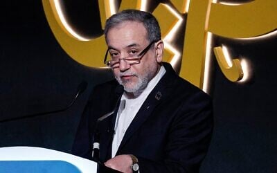 Le ministre iranien des Affaires étrangères Abbas Araghchi s'exprimant lors de la 17ᵉ édition du Forum Al-Jazeera, à Doha, le 7 février 2026. (Crédit : Karim Jaafar/AFP)