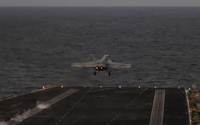 Un F/A-18E Super Hornet, rattaché à l'escadron de chasseurs d'attaque (VFA) 14, décollant du pont d'envol du porte-avions de classe Nimitz USS Abraham Lincoln dans la mer d'Oman, le 3 février 2026. (Crédit : Zoe Simpson/US Navy/AFP)