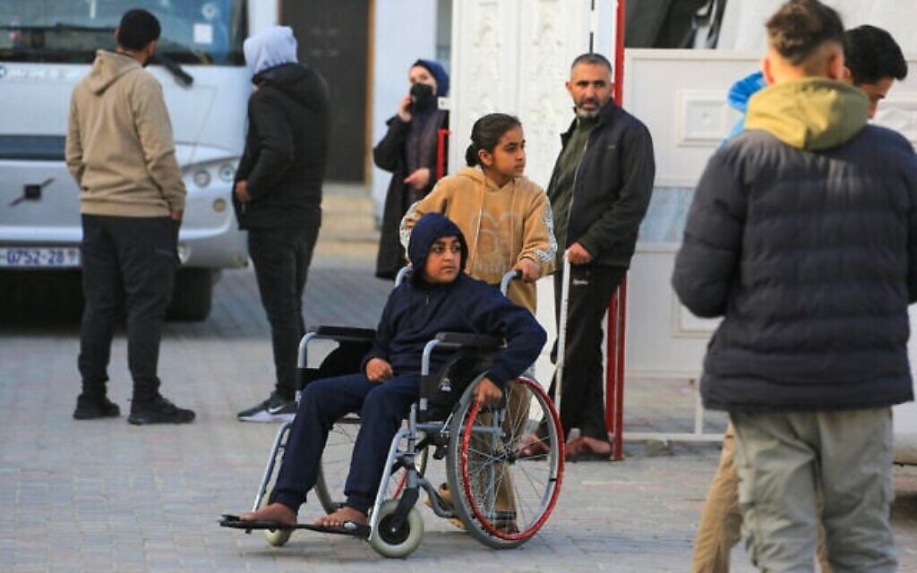 Des patients palestiniens se préparent à quitter la bande de Gaza pour se faire soigner en passant par le poste-frontière de Rafah entre la bande de Gaza et l'Égypte, le 8 février 2026. (Crédit : Bashar Taleb / AFP) Des patients palestiniens se préparent à quitter la bande de Gaza pour se faire soigner en passant par le poste-frontière de Rafah entre la bande de Gaza et l'Égypte, le 8 février 2026. (Crédit : Bashar Taleb / AFP)