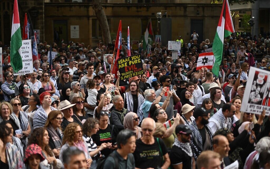 Des anti-Israël manifestant contre la visite du président Isaac Herzog, à Sydney, en Australie, le 9 février 2026. (Crédit : Saeed Khan/AFP)