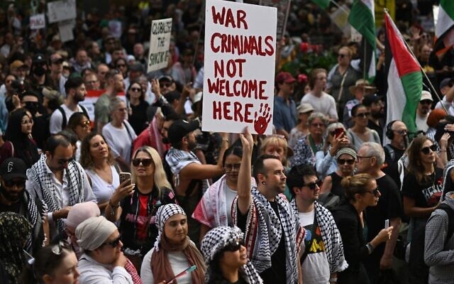 Des anti-Israël manifestant contre la visite du président Isaac Herzog, à Sydney, en Australie, le 9 février 2026. (Crédit : Saeed Khan/AFP)