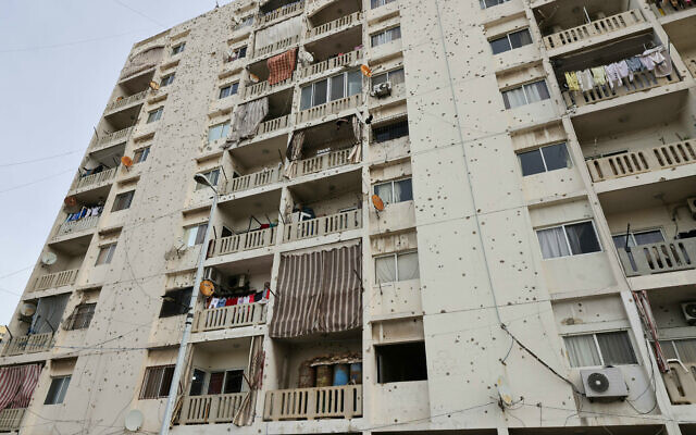 Un bâtiment criblé de balles dans la ville de Tripoli, au nord du Liban, le 9 février 2026. Le bilan des victimes de l'effondrement d'un immeuble dans la ville de Tripoli, au nord du Liban, s'élève à 14 morts après la fin des opérations de recherche et de sauvetage, a déclaré le chef de la défense civile le 9 février. (Crédit: Anwar AMRO / AFP)
