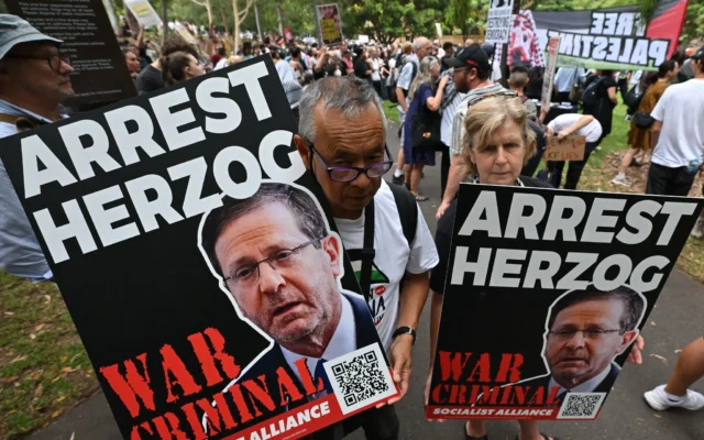Des anti-Israël réunis pour condamner la répression policière contre les manifestants qui protestaient contre la visite du président Isaac Herzog en Australie, devant un commissariat de police, à Surry Hills, à Sydney, le 10 février 2026. (Crédit : Saeed Khan/AFP) Des anti-Israël réunis pour condamner la répression policière contre les manifestants qui protestaient contre la visite du président Isaac Herzog en Australie, devant un commissariat de police, à Surry Hills, à Sydney, le 10 février 2026. (Crédit : Saeed Khan/AFP)
