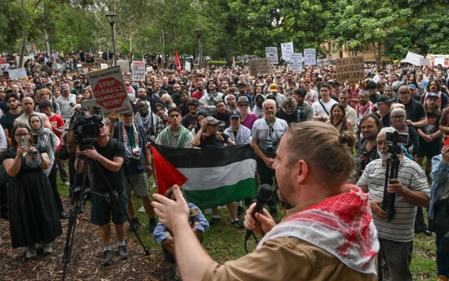 Des manifestants anti-Israël réunis devant un commissariat, à Surry Hills, à Sydney, en Australie, le 10 février 2026. (Crédit : Saeed Khan/AFP) Des manifestants anti-Israël réunis devant un commissariat, à Surry Hills, à Sydney, en Australie, le 10 février 2026. (Crédit : Saeed Khan/AFP)