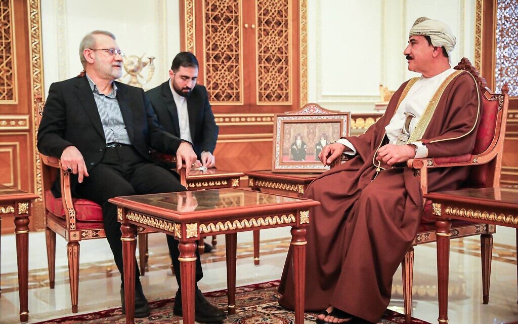 Le secrétaire du Conseil de sécurité nationale Ali Larijani (à gauche) rencontrant le ministre du Bureau royal d'Oman Sultan ben Mohammed al-Numani (à droite), à Mascate, Oman, le 10 février 2026. (Crédit : Conseil de sécurité nationale iranien/AFP)