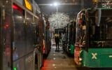 Un chauffeur de bus se dirigeant vers son véhicule devant le stade Teddy lors d'une soirée de match de l'équipe de football Beitar Jerusalem dans le quartier de Malha, à Jérusalem, le 31 janvier 2026. (Crédit : Ilia Yefimovich/AFP)