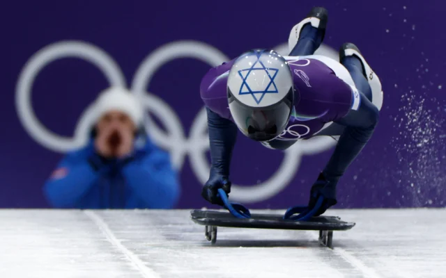 L'Israélien Jared Firestone participe à la première manche du skeleton masculin au Cortina Sliding Center lors des Jeux olympiques d'hiver de Milan-Cortina 2026 à Cortina d'Ampezzo, le 12 février 2026. (Crédit : Odd ANDERSEN / AFP)