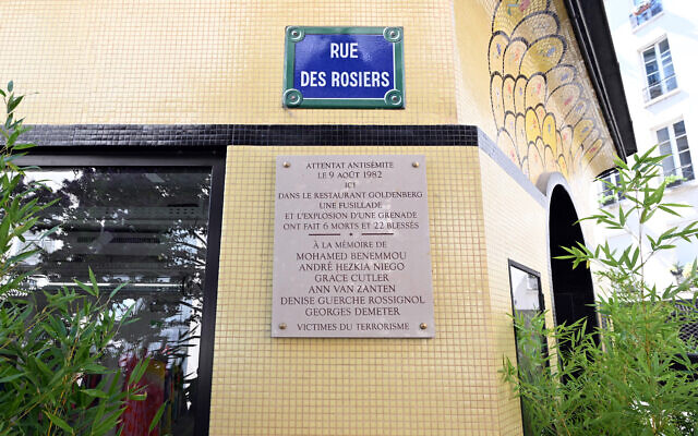 La plaque commémorative est photographiée lors d'une cérémonie marquant le 40e anniversaire de l'attentat dit « de la rue des Rosiers » ou « du restaurant Chez Jo Goldenberg », un attentat à la bombe et une fusillade dans un restaurant juif à Paris, le 9 août 2022. (Crédit: Emmanuel DUNAND / AFP)