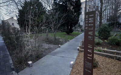Cette photographie montre un jardin commémoratif en hommage à Ilan Halimi avant une cérémonie marquant le 20e anniversaire de son assassinat, à Bagneux, au sud de Paris, le 12 février 2026. (Crédit : STEPHANE DE SAKUTIN / AFP)
