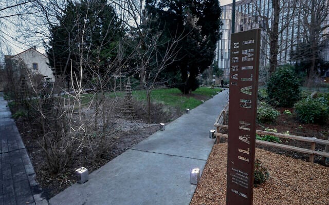 Cette photographie montre un jardin commémoratif en hommage à Ilan Halimi avant une cérémonie marquant le 20e anniversaire de son assassinat, à Bagneux, au sud de Paris, le 12 février 2026. (Crédit : STEPHANE DE SAKUTIN / AFP)