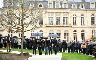 Le président français Emmanuel Macron (à gauche) se tient à côté d'un chêne commémoratif dédié à Ilan Halimi, un Juif français de 23 ans torturé et assassiné en 2006, accompagné de la sœur d'Ilan, Anne-Laure Abitbol (2e à gauche), les neveux d'Ilan et l'épouse du président français Brigitte Macron (à droite) lors d'une cérémonie commémorant le 20e anniversaire de son assassinat à l'Élysée, à Paris, le 13 février 2026. (Crédit : Bertrand GUAY / POOL / AFP)