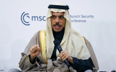 Le ministre saoudien des Affaires étrangères, Faisal bin Farhan Al-Saud, participe à une table ronde lors de la 62e Conférence sur la sécurité de Munich (MSC), le 13 février 2026 à Munich, dans le sud de l'Allemagne. (Crrédit : Alexandra BEIER / AFP)