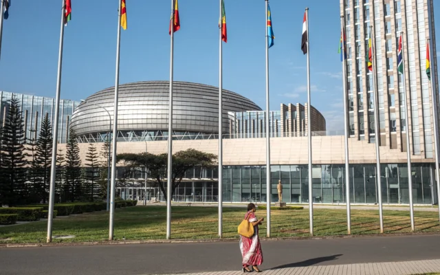 Le bâtiment du siège de l'Union africaine au moment où les délégués arrivent avant l'ouverture de la 39e session ordinaire de l'Assemblée de l'Union africaine au siège de l'UA à Addis-Abeba, le 14 février 2026. (Crédit : Marco Simoncelli / AFP)