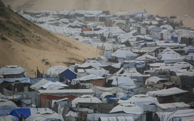 Des tentes et des abris de fortune dans un camp pour Gazaouis déplacés, à Khan Younès, dans le sud de la bande de Gaza, par temps brumeux et poussiéreux, le 14 février 2026. (Crédit : Bashar Taleb/AFP) Des tentes et des abris de fortune dans un camp pour Gazaouis déplacés, à Khan Younès, dans le sud de la bande de Gaza, par temps brumeux et poussiéreux, le 14 février 2026. (Crédit : Bashar Taleb/AFP)