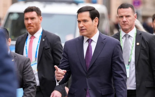Le secrétaire d'État Marco Rubio se rendant à une réunion des ministres des Affaires étrangères du G7 en marge de la 62 ᵉ Conférence sur la sécurité de Munich (MSC), à Munich, dans le sud de l'Allemagne, le 14 février 2026. (Crédit : Alex Brandon/POOL/AFP)