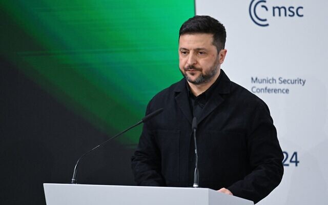 Le président ukrainien Volodymyr Zelensky s'exprimant lors de la 62ᵉ Conférence sur la sécurité de Munich (MSC), à Munich, dans le sud de l'Allemagne, le 14 février 2026. (Crédit : Alexandra Beier/AFP)