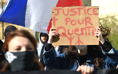 À Montpellier, dans le sud de la France, le 15 février 2026, un manifestant brandit une pancarte « Justice pour Quentin » lors d'un rassemblement organisé après le passage à tabac mortel de Quentin, un jeune homme de 23 ans, à Lyon. (Crédit : SYLVAIN THOMAS / AFP)