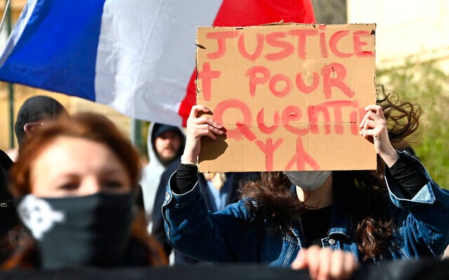 À Montpellier, dans le sud de la France, le 15 février 2026, un manifestant brandit une pancarte « Justice pour Quentin » lors d'un rassemblement organisé après le passage à tabac mortel de Quentin, un jeune homme de 23 ans, à Lyon. (Crédit : SYLVAIN THOMAS / AFP) À Montpellier, dans le sud de la France, le 15 février 2026, un manifestant brandit une pancarte « Justice pour Quentin » lors d'un rassemblement organisé après le passage à tabac mortel de Quentin, un jeune homme de 23 ans, à Lyon. (Crédit : SYLVAIN THOMAS / AFP)