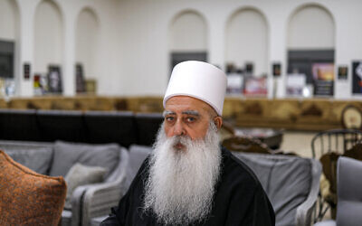 Le cheikh Muafak Tarif, chef spirituel de la communauté druze en Israël, pose pour une photo lors d'une interview dans le village de Julis, dans le nord d'Israël, le 15 février 2026.(Crédit : Jalaa MAREY / AFP)