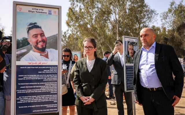 Aurore Berge (au centre), ministre déléguée chargée de l'Égalité, en visite sur le mémorial dédié aux victimes du pogrom du 7 octobre 2023, sur le site du festival Nova, à Reïm, dans le sud d'Israël, le 16 février 2026. (Crédit : Ilia Yefimovich/AFP) Aurore Berge (au centre), ministre déléguée chargée de l'Égalité, en visite sur le mémorial dédié aux victimes du pogrom du 7 octobre 2023, sur le site du festival Nova, à Reïm, dans le sud d'Israël, le 16 février 2026. (Crédit : Ilia Yefimovich/AFP)