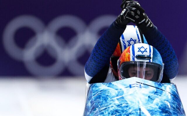 Les Israéliens Adam Edelman (au premier plan) et Menachem Chen participant à la première manche du bob à deux masculin, au Cortina Sliding Center, pendant les Jeux olympiques d'hiver de Milan-Cortina 2026, à Cortina d'Ampezzo, le 16 février 2026. (Crédit : Franck Fife/AFP) Les Israéliens Adam Edelman (au premier plan) et Menachem Chen participant à la première manche du bob à deux masculin, au Cortina Sliding Center, pendant les Jeux olympiques d'hiver de Milan-Cortina 2026, à Cortina d'Ampezzo, le 16 février 2026. (Crédit : Franck Fife/AFP)