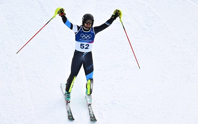 L'Israélien Barnabas Szollos terminant la deuxième manche de l'épreuve masculine de slalom alpin lors des Jeux olympiques d'hiver de Milan-Cortina 2026, le 16 février 2026. (Crédit : Fabrice Coffrini/AFP) L'Israélien Barnabas Szollos terminant la deuxième manche de l'épreuve masculine de slalom alpin lors des Jeux olympiques d'hiver de Milan-Cortina 2026, le 16 février 2026. (Crédit : Fabrice Coffrini/AFP)