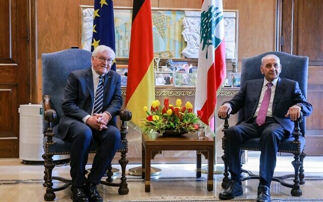 Le président du Parlement libanais, Nabih Berri (à droite), recevant le président allemand Frank-Walter Steinmeier, à son siège à Beyrouth, le 16 février 2026. (Crédit : Ibrahim Amro/AFP)