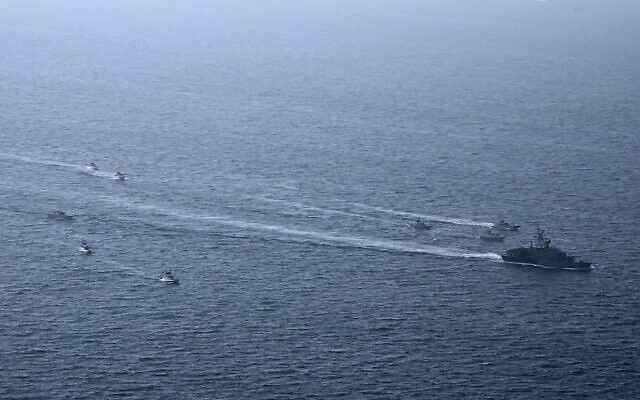 Des navires de la marine lors d'un exercice militaire mené par des membres du CGRI et de la marine dans le golfe, sur une photo diffusée par le site officiel du Corps des Gardiens de la Révolution islamique le 16 février 2026. (Crédit : SEPAH NEWS/AFP)