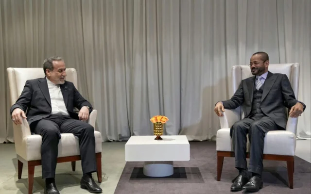 Cette photo publiée par le ministère iranien des Affaires étrangères le 16 février 2026 montre le ministre iranien des Affaires étrangères Abbas Araghchi (à gauche) rencontrant le ministre omanais des Affaires étrangères Badr bin Hamad al-Busaidi à Genève. (Crédit: Ministère iranien des Affaires étrangères / AFP)