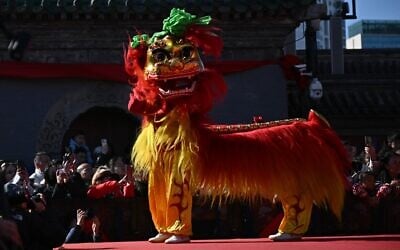 Illustration : des danseurs en costumes de lions se produisent au temple Dongyue pour célébrer l'année du cheval, le jour du Nouvel An lunaire, à Pékin, le 17 février 2026. (Crédit : Pedro PARDO / AFP)