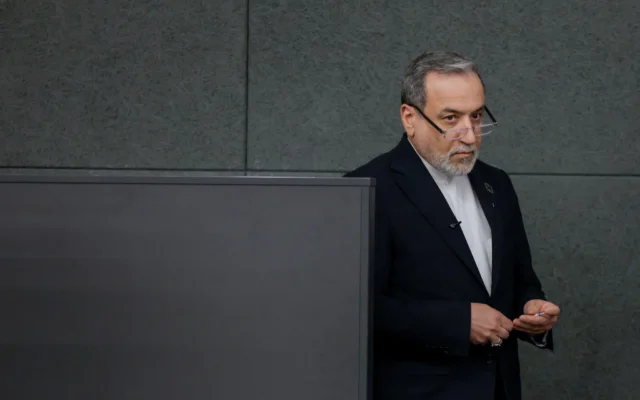 Le ministre iranien des Affaires étrangères, Abbas Araghchi, après avoir prononcé un discours lors d'une session de la Conférence des Nations unies sur le désarmement, en marge du deuxième cycle de négociations entre les États-Unis et l'Iran, à Genève, le 17 février 2026. (Crédit : Valentin Flauraud/AFP) Le ministre iranien des Affaires étrangères, Abbas Araghchi, après avoir prononcé un discours lors d'une session de la Conférence des Nations unies sur le désarmement, en marge du deuxième cycle de négociations entre les États-Unis et l'Iran, à Genève, le 17 février 2026. (Crédit : Valentin Flauraud/AFP)